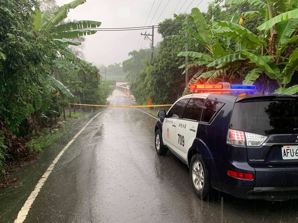 因大雨影響,台南左鎮地區有多處坍方、樹倒、淹水、橋沒等狀況發生。 圖:翻攝我愛左鎮臉書粉專 因大雨影響,台南左鎮地區有多處坍方、樹倒、淹水、橋沒等狀況發生。 圖:翻攝我愛左鎮臉書粉專