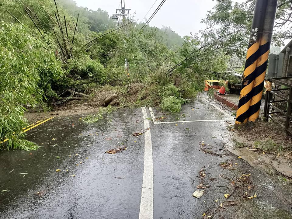 因大雨影響,台南左鎮地區有多處坍方、樹倒、淹水、橋沒等狀況發生。 圖:翻攝我愛左鎮臉書粉專 因大雨影響,台南左鎮地區有多處坍方、樹倒、淹水、橋沒等狀況發生。 圖:翻攝我愛左鎮臉書粉專