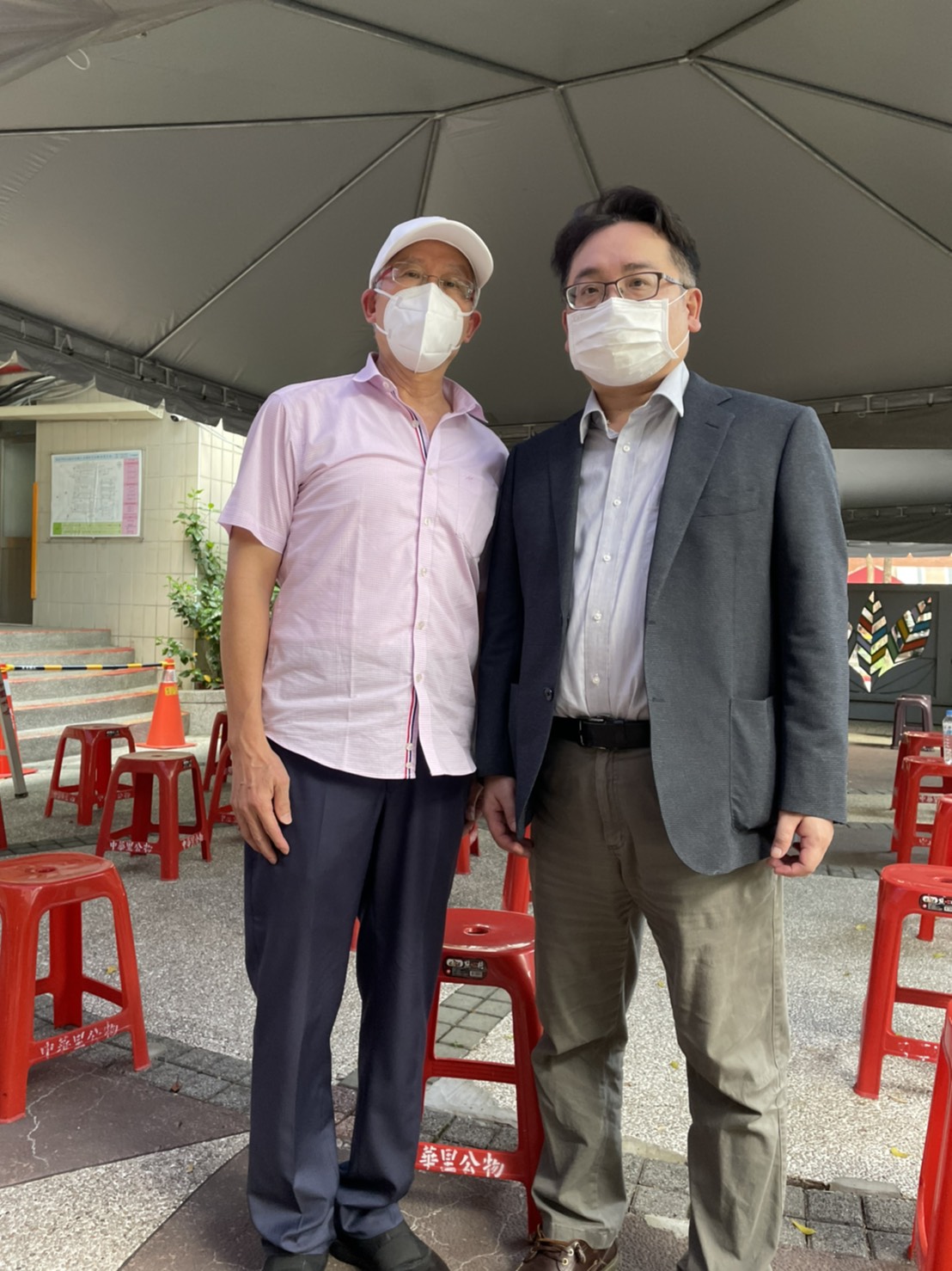 張宇韶(右)實地查訪疫苗施打狀況,與長庚醫院謝院長(左)交換意見。 圖/張宇韶提供 張宇韶(右)實地查訪疫苗施打狀況,與長庚醫院謝院長(左)交換意見。 圖/張宇韶提供