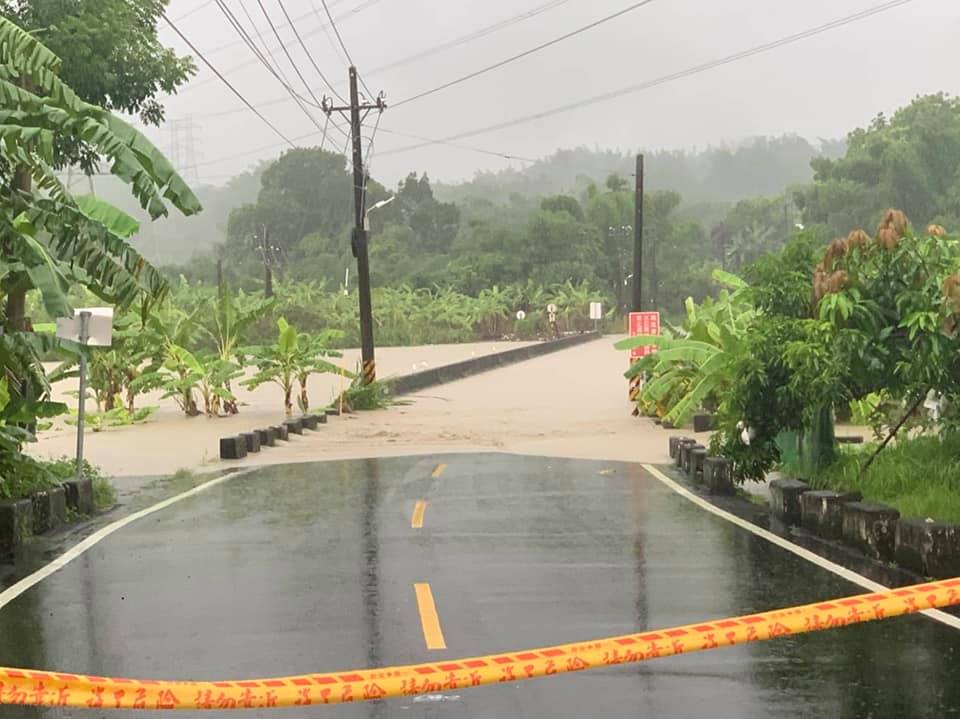6月21日短時強降雨,台南左鎮積淹水,多座橋梁封閉。 圖:翻攝自臉書「我愛左鎮」 6月21日短時強降雨,台南左鎮積淹水,多座橋梁封閉。 圖:翻攝自臉書「我愛左鎮」