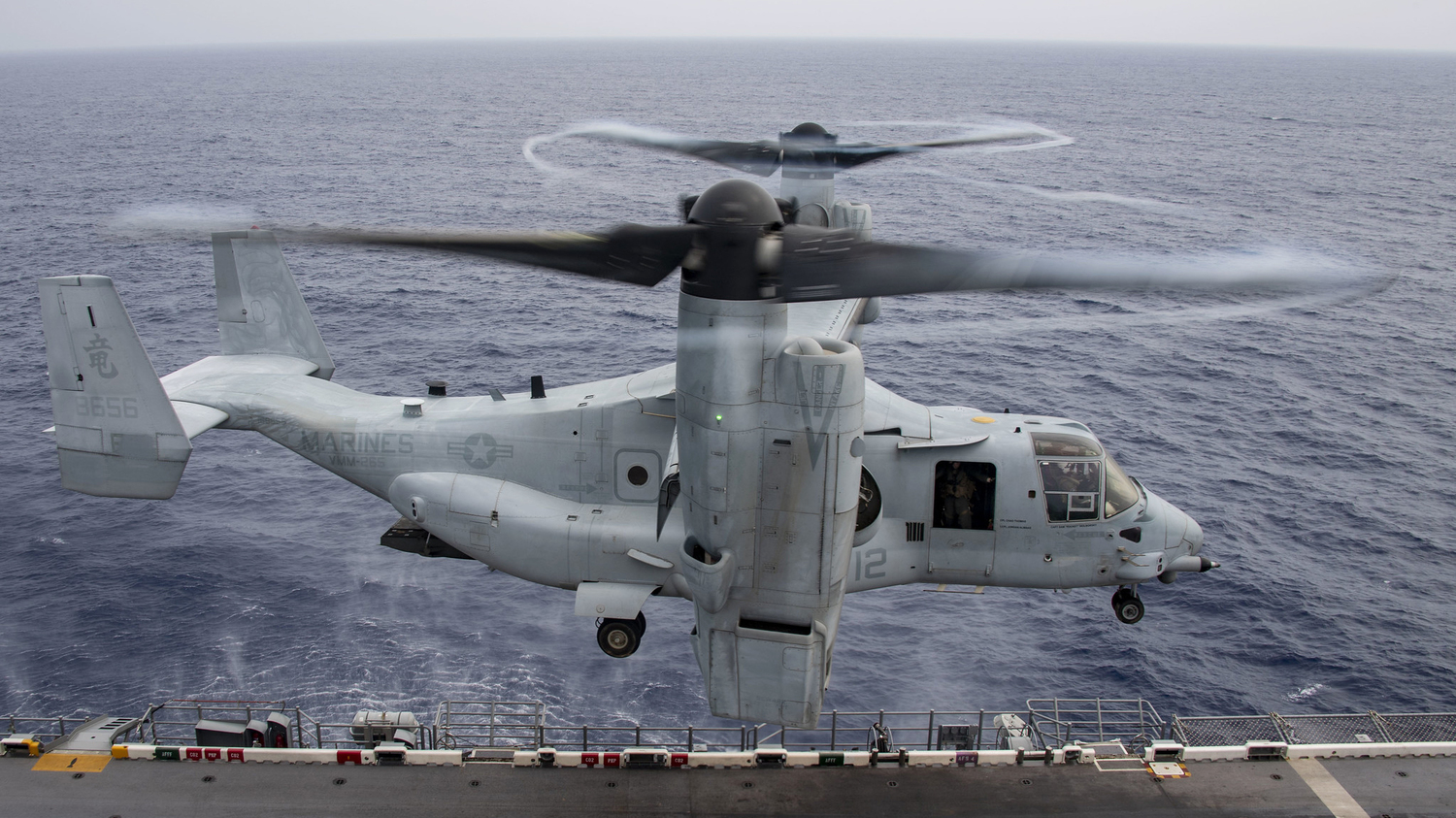 「MV-22B魚鷹機」在「美利堅號」兩棲攻擊艦進行演練。 圖:翻攝U.S. Pacific Fleet推特 「MV-22B魚鷹機」在「美利堅號」兩棲攻擊艦進行演練。 圖:翻攝U.S. Pacific Fleet推特