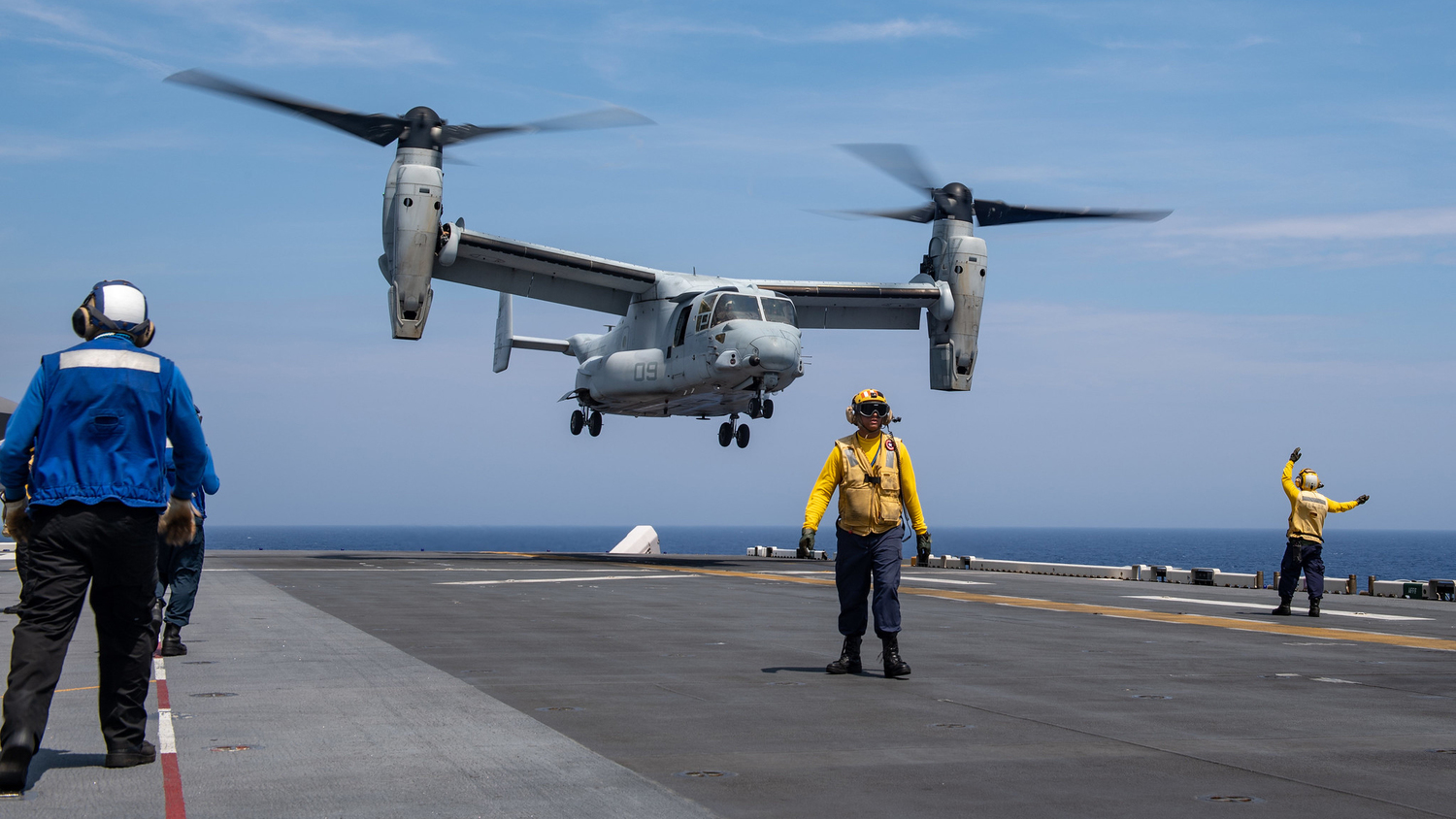 「MV-22B魚鷹機」在「美利堅號」兩棲攻擊艦進行演練。 圖:翻攝U.S. Pacific Fleet推特 「MV-22B魚鷹機」在「美利堅號」兩棲攻擊艦進行演練。 圖:翻攝U.S. Pacific Fleet推特