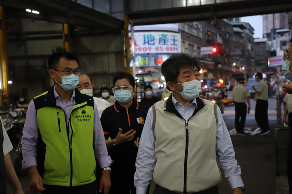 疫情指揮中心指揮官陳時中(右)、農委會主委陳吉仲(左)今天凌晨一起視察台北第一、第二、新北三重等果菜批發市場。 圖:翻攝陳吉仲臉書 疫情指揮中心指揮官陳時中(右)、農委會主委陳吉仲(左)今天凌晨一起視察台北第一、第二、新北三重等果菜批發市場。 圖:翻攝陳吉仲臉書