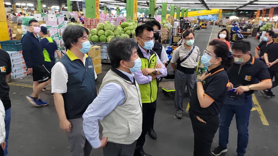 疫情指揮中心指揮官陳時中、農委會主委陳吉仲、醫福會執行長王必勝今天凌晨一起視察台北第一、第二、新北三重等果菜批發市場。 圖:翻攝王必勝臉書 疫情指揮中心指揮官陳時中、農委會主委陳吉仲、醫福會執行長王必勝今天凌晨一起視察台北第一、第二、新北三重等果菜批發市場。 圖:翻攝王必勝臉書