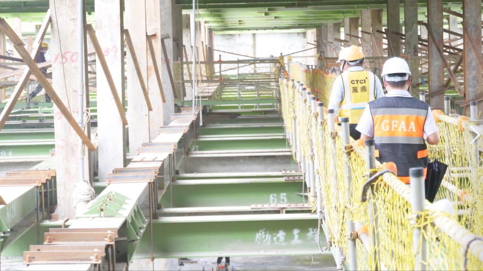 工班巡視工地。 圖:新北市交通局提供 工班巡視工地。 圖:新北市交通局提供