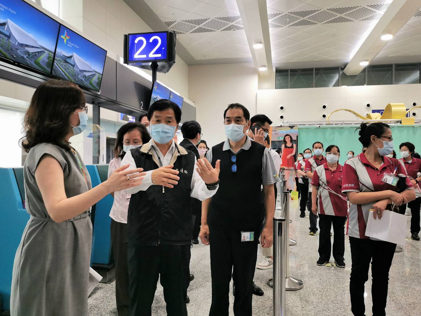 交通部常務次長祁文中前往視察桃機疫苗接種。 圖:桃園機場/提供 交通部常務次長祁文中前往視察桃機疫苗接種。 圖:桃園機場/提供