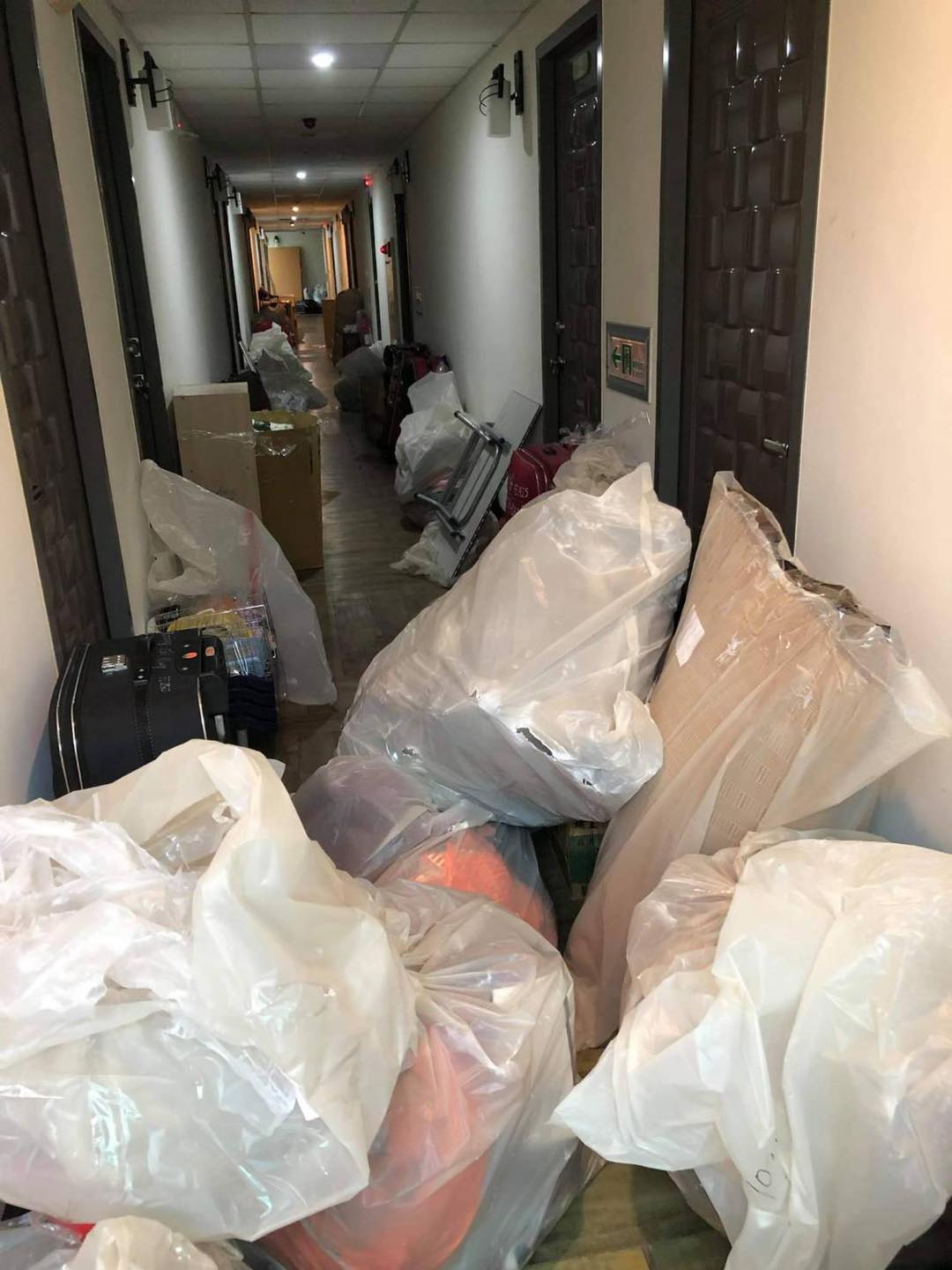 員工的私人物品,被像垃圾一樣堆在走廊。 圖:翻攝自曾玟學臉書 員工的私人物品,被像垃圾一樣堆在走廊。 圖:翻攝自曾玟學臉書