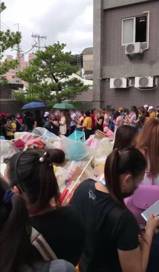 移動又造成大群聚。 圖:翻攝自曾玟學臉書 移動又造成大群聚。 圖:翻攝自曾玟學臉書