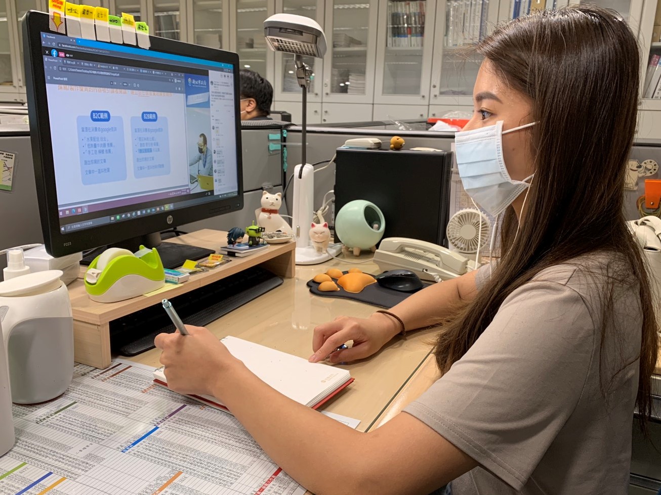 為延續新北企業,今年採取線上授課模式,透過8堂電商實戰課程,建立業者基礎電子商務觀念,促使新北企業成功上架。 圖:新北市經發局提供 為延續新北企業,今年採取線上授課模式,透過8堂電商實戰課程,建立業者基礎電子商務觀念,促使新北企業成功上架。 圖:新北市經發局提供