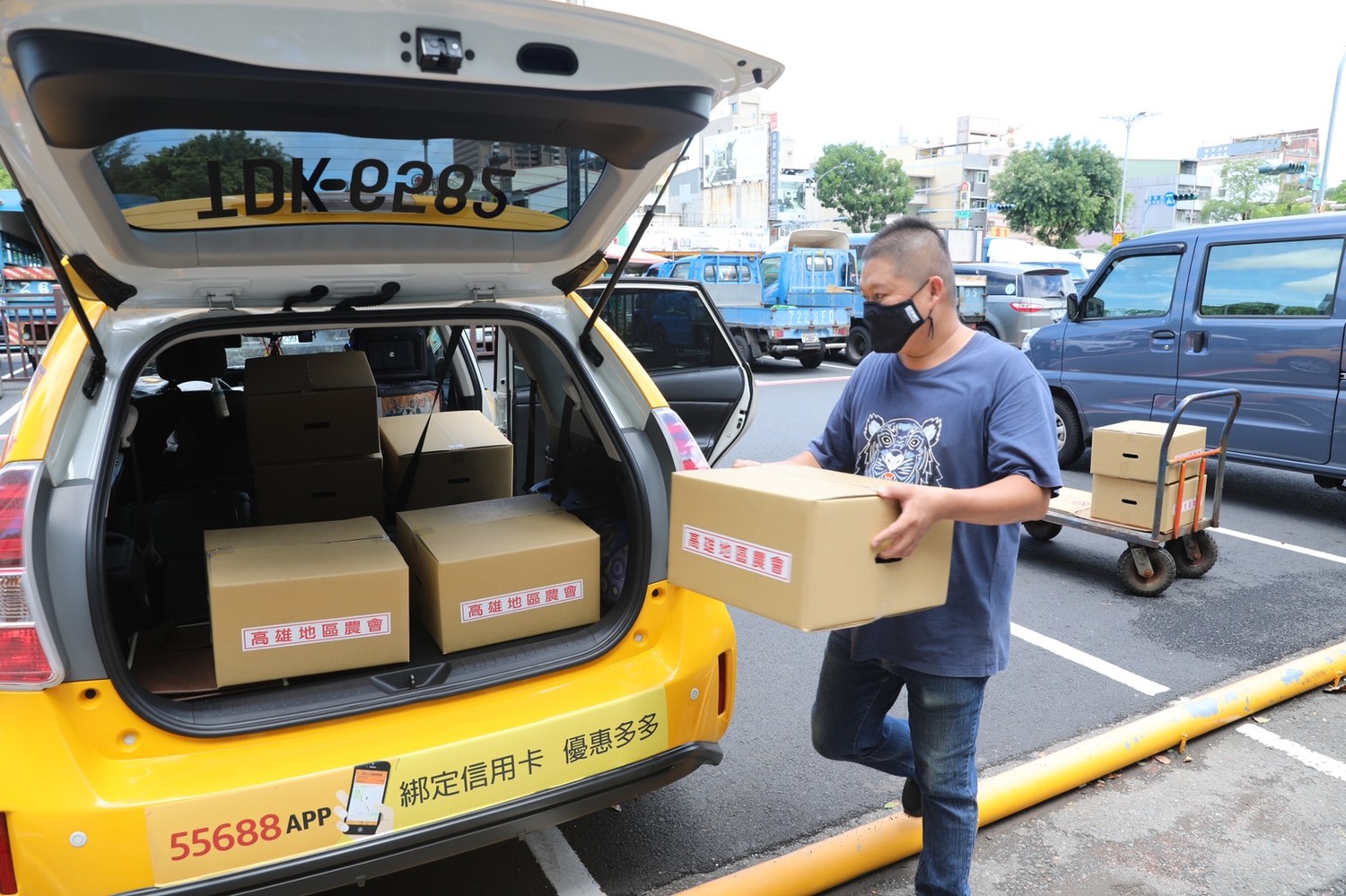 計程車以最快速度將最新鮮蔬果直送到家。 圖:高市農業局提供 計程車以最快速度將最新鮮蔬果直送到家。 圖:高市農業局提供