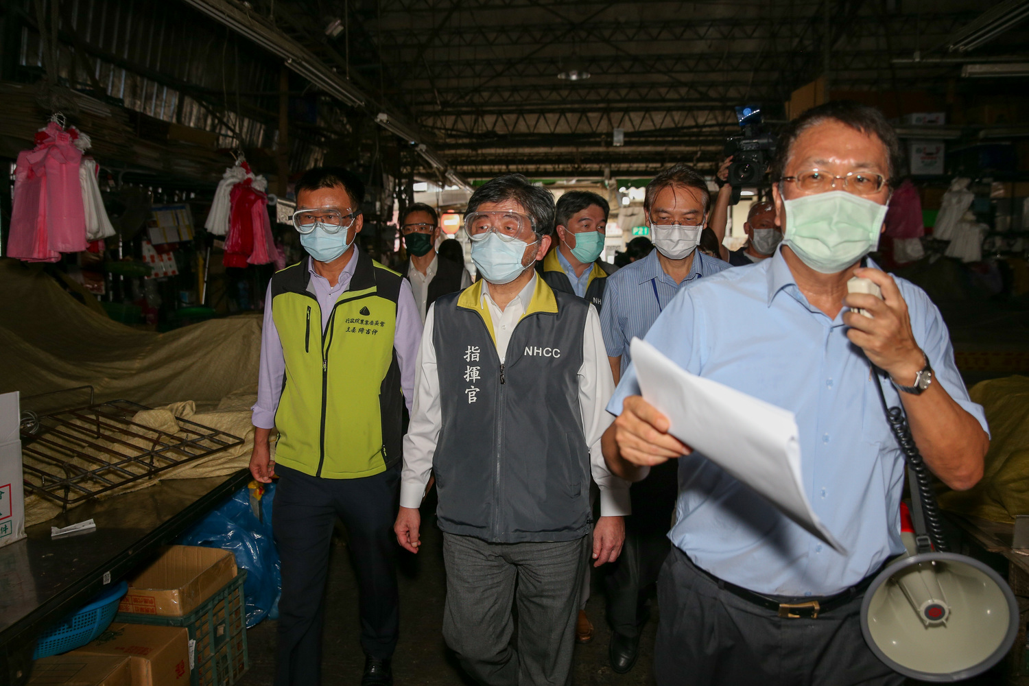 疫情指揮官陳時中視察台北農產第一市場。 圖:中央流行疫情指揮中心/提供 疫情指揮官陳時中視察台北農產第一市場。 圖:中央流行疫情指揮中心/提供