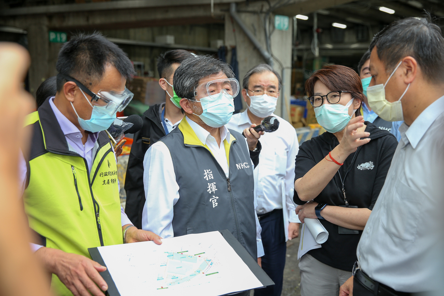 疫情指揮官陳時中視察台北農產第一市場。 圖:中央流行疫情指揮中心/提供 疫情指揮官陳時中視察台北農產第一市場。 圖:中央流行疫情指揮中心/提供