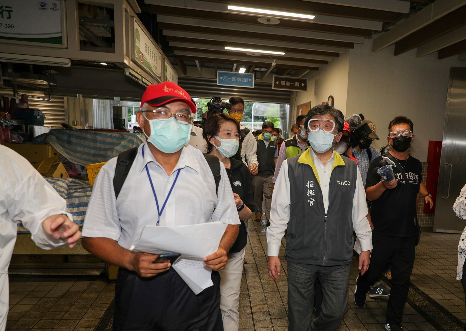 疫情指揮官陳時中視察環南綜合市場。 圖:中央流行疫情指揮中心/提供 疫情指揮官陳時中視察環南綜合市場。 圖:中央流行疫情指揮中心/提供