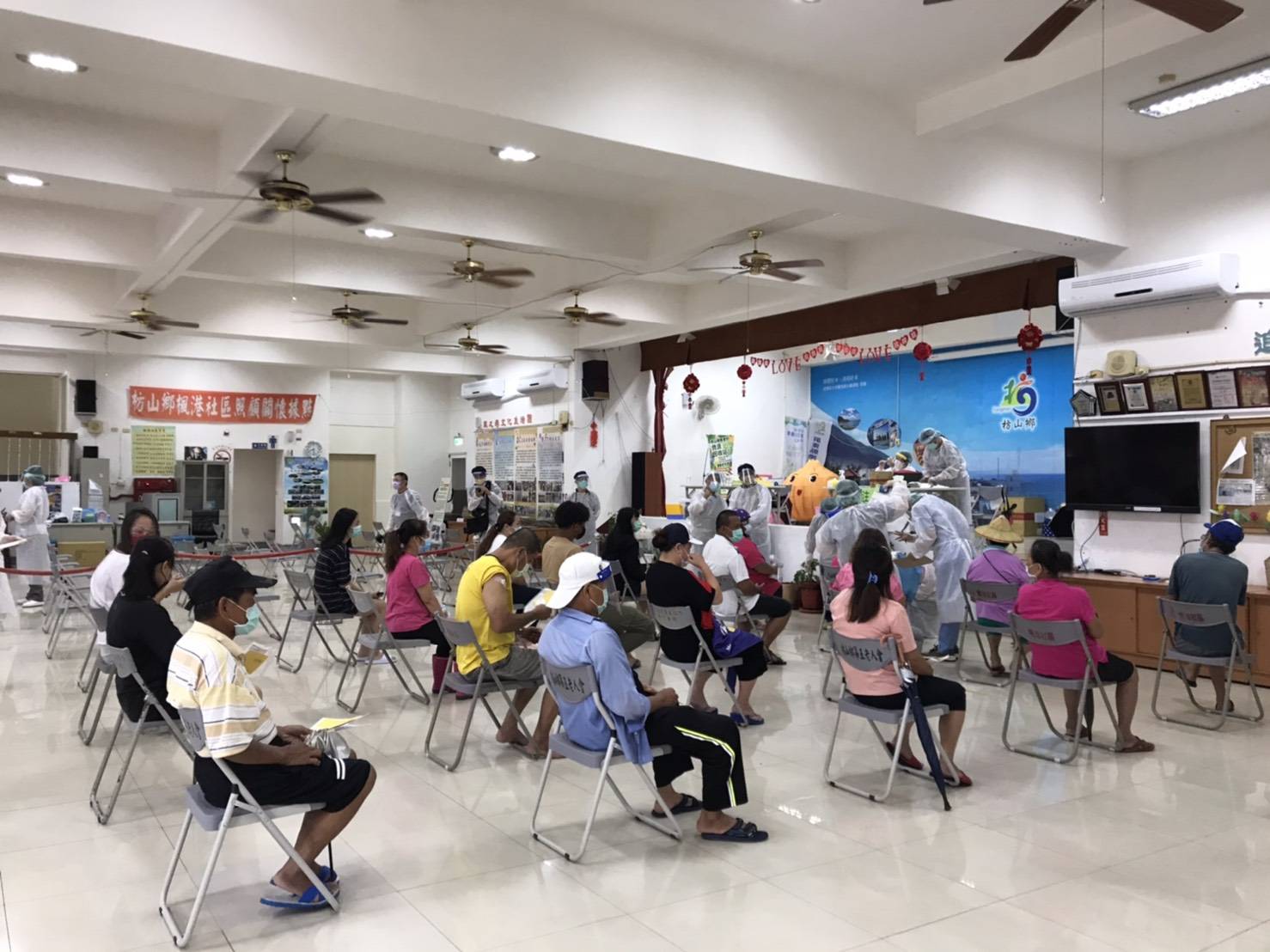 屏東縣政府緊急調撥疫苗,讓善餘和楓港2村村民先施打疫苗。 圖 : 屏東縣政府 / 提供 屏東縣政府緊急調撥疫苗,讓善餘和楓港2村村民先施打疫苗。 圖 : 屏東縣政府 / 提供