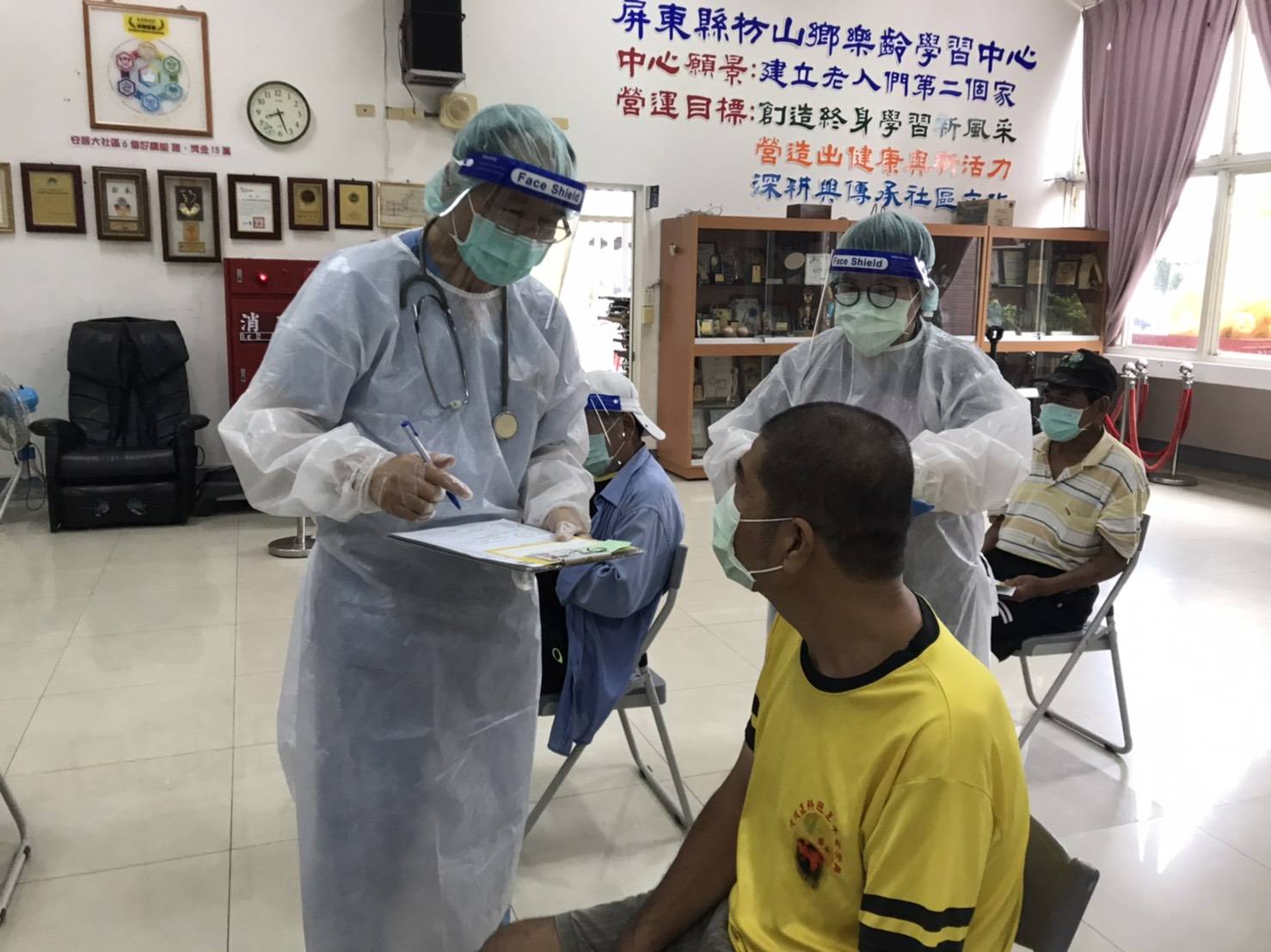 屏東縣政府緊急調撥疫苗,讓善餘和楓港2村村民先施打疫苗。 圖 : 屏東縣政府 / 提供 屏東縣政府緊急調撥疫苗,讓善餘和楓港2村村民先施打疫苗。 圖 : 屏東縣政府 / 提供