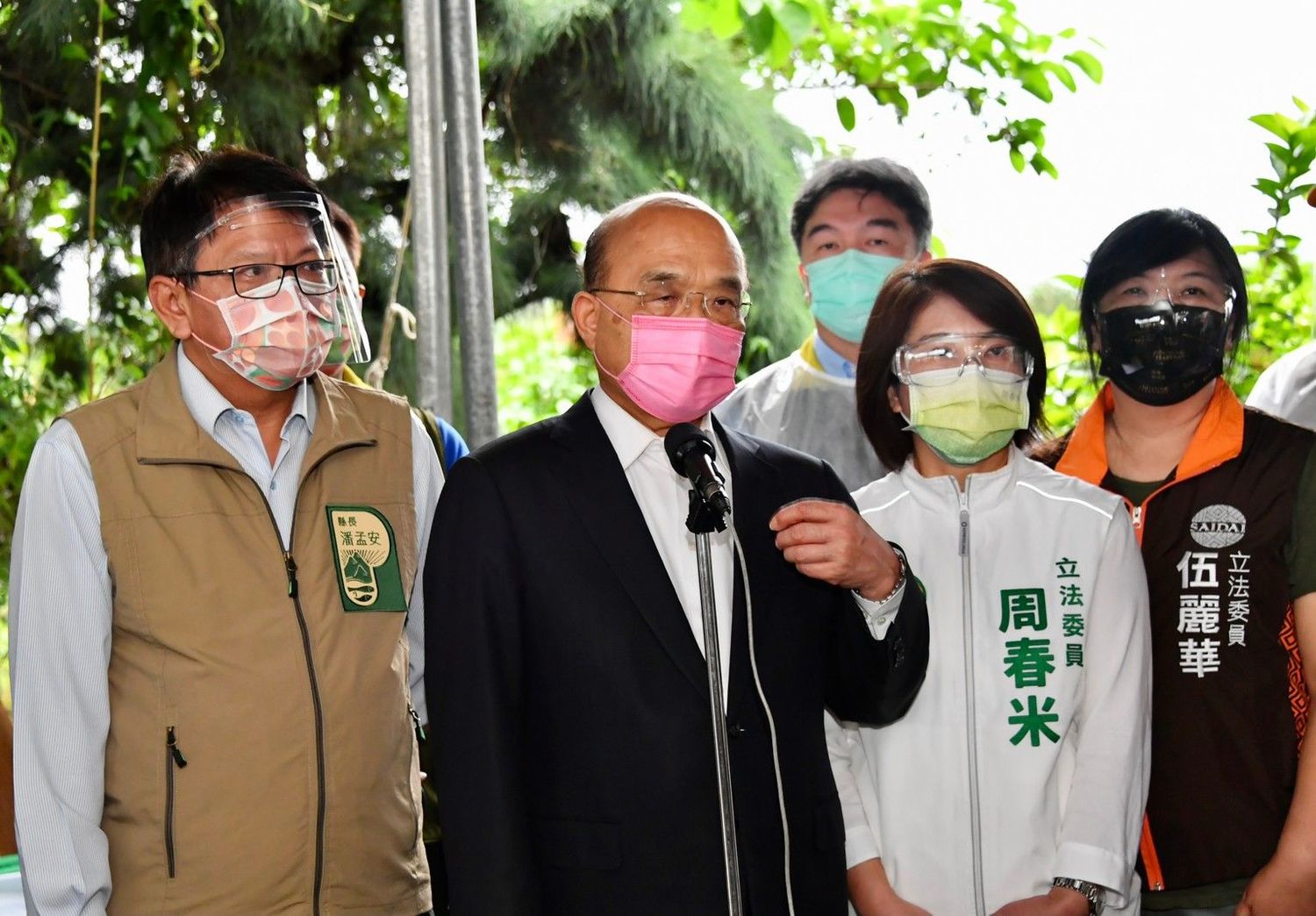 行政院長蘇貞昌視察楓港善餘村疫苗施打站前受訪。 圖:行政院提供 行政院長蘇貞昌視察楓港善餘村疫苗施打站前受訪。 圖:行政院提供