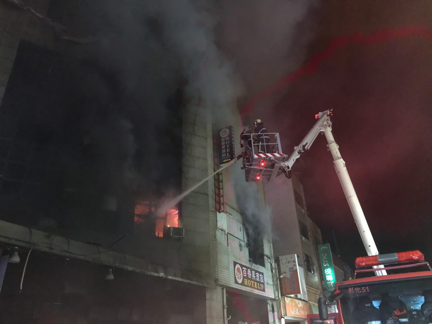 由於受困者多在高樓層,消防局出動雲梯車,昨天深夜到今天凌晨陸續救出,不過有4人失去生命徵象。 圖:彰化縣消防局提供 由於受困者多在高樓層,消防局出動雲梯車,昨天深夜到今天凌晨陸續救出,不過有4人失去生命徵象。 圖:彰化縣消防局提供