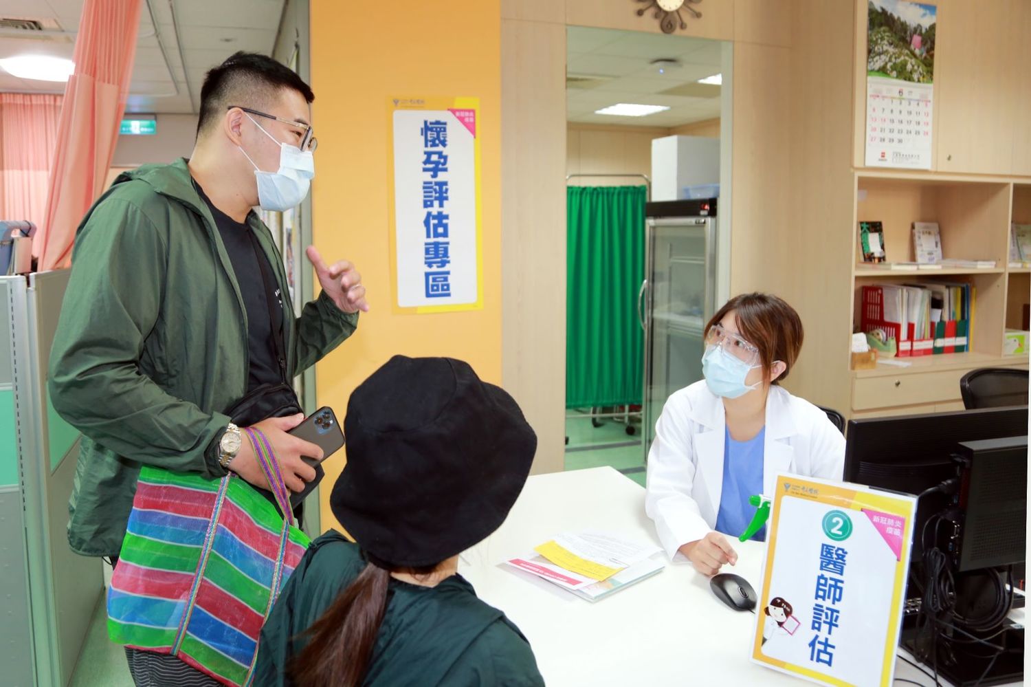 專科醫師在孕婦接種疫苗前會先詳細問診。 圖:台南市政府提供 專科醫師在孕婦接種疫苗前會先詳細問診。 圖:台南市政府提供