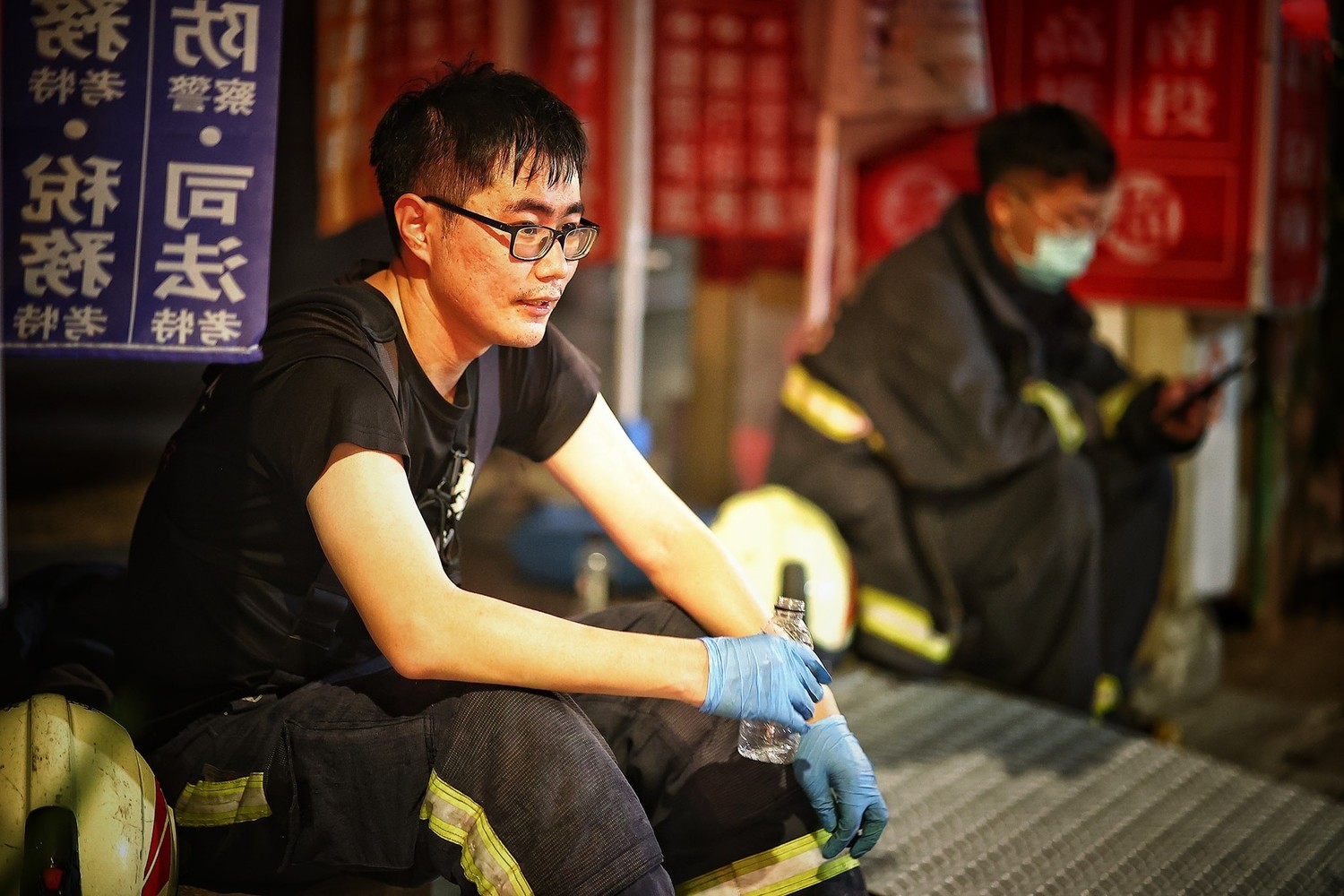 疲憊的消防人員脫下厚重裝備稍作休息。 圖:翻攝JJ Nian臉書 疲憊的消防人員脫下厚重裝備稍作休息。 圖:翻攝JJ Nian臉書