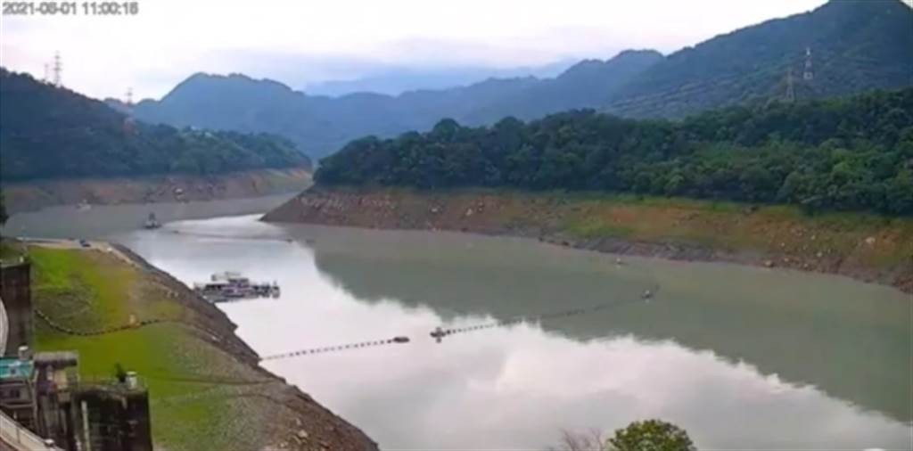 6/1時石門水庫兩旁明顯裸露大片草地。 圖:擷取自石門水庫即時影像 6/1時石門水庫兩旁明顯裸露大片草地。 圖:擷取自石門水庫即時影像