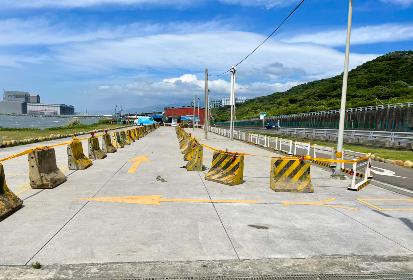 僅留車道供民眾於一旁店家購物避免久留 圖:林口區公所提供 僅留車道供民眾於一旁店家購物避免久留 圖:林口區公所提供