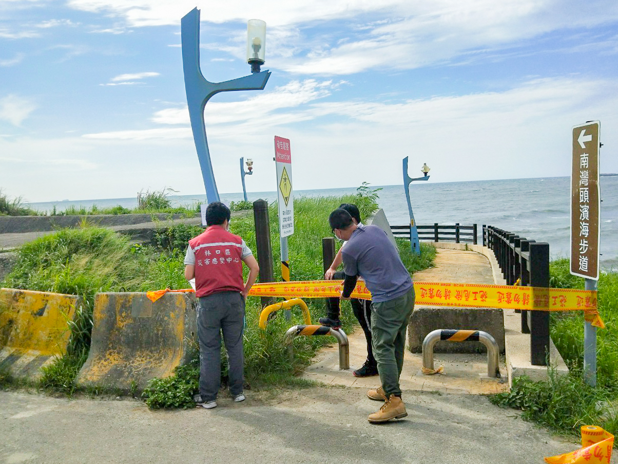 南灣頭濱海步道入口使用封鎖線圍住 圖:林口區公所提供 南灣頭濱海步道入口使用封鎖線圍住 圖:林口區公所提供