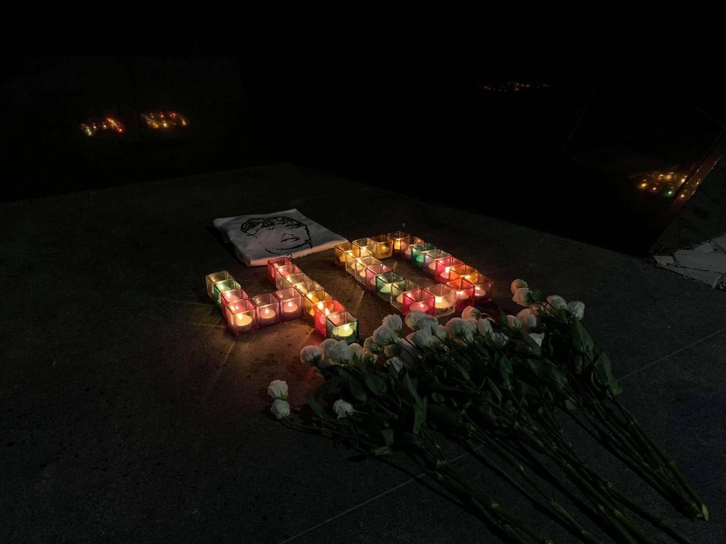 台灣大學研究生協會、台灣大學學生會、陳文成基金會代表共6人獻花。 圖:陳文成基金會提供 台灣大學研究生協會、台灣大學學生會、陳文成基金會代表共6人獻花。 圖:陳文成基金會提供