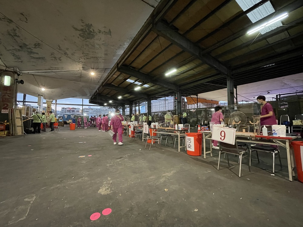 台北榮總採檢團隊今天清晨4時從院內出發,分批至北農第一果菜市場(環南市場)執行採檢任務,第一批檢體已於7:35送回醫院。 圖/台北榮總提供 台北榮總採檢團隊今天清晨4時從院內出發,分批至北農第一果菜市場(環南市場)執行採檢任務,第一批檢體已於7:35送回醫院。 圖/台北榮總提供
