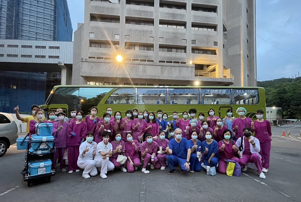 台北榮總採檢團隊今天清晨4時從院內出發,分批至北農第一果菜市場(環南市場)執行採檢任務,第一批檢體已於7:35送回醫院。 圖/台北榮總提供 台北榮總採檢團隊今天清晨4時從院內出發,分批至北農第一果菜市場(環南市場)執行採檢任務,第一批檢體已於7:35送回醫院。 圖/台北榮總提供