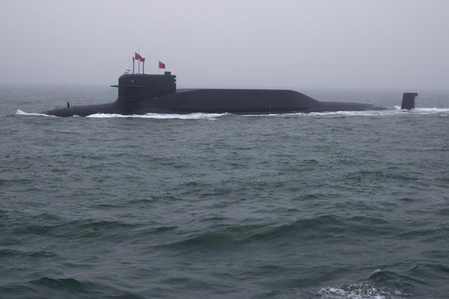 解放軍潛艦浮出水面。 圖 : 翻攝自環球網 解放軍潛艦浮出水面。 圖 : 翻攝自環球網