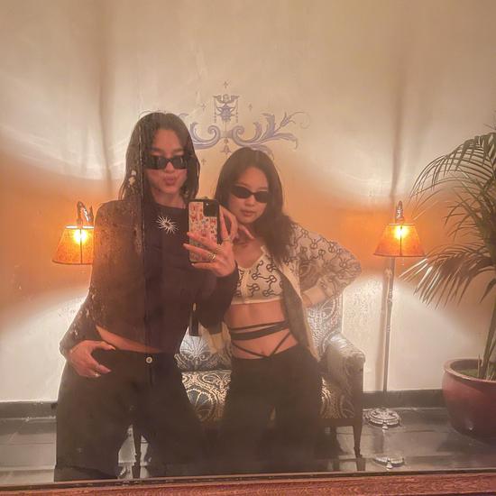Dua Lipa上傳與Jennie的合照。 圖:翻攝自微博 Dua Lipa上傳與Jennie的合照。 圖:翻攝自微博