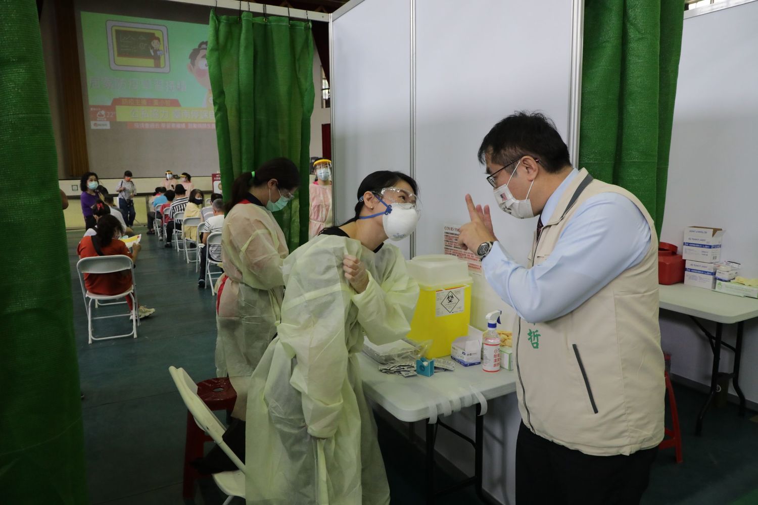 黃偉哲詢問醫護人員有關施打疫苗狀況。 圖:台南市府提供 黃偉哲詢問醫護人員有關施打疫苗狀況。 圖:台南市府提供