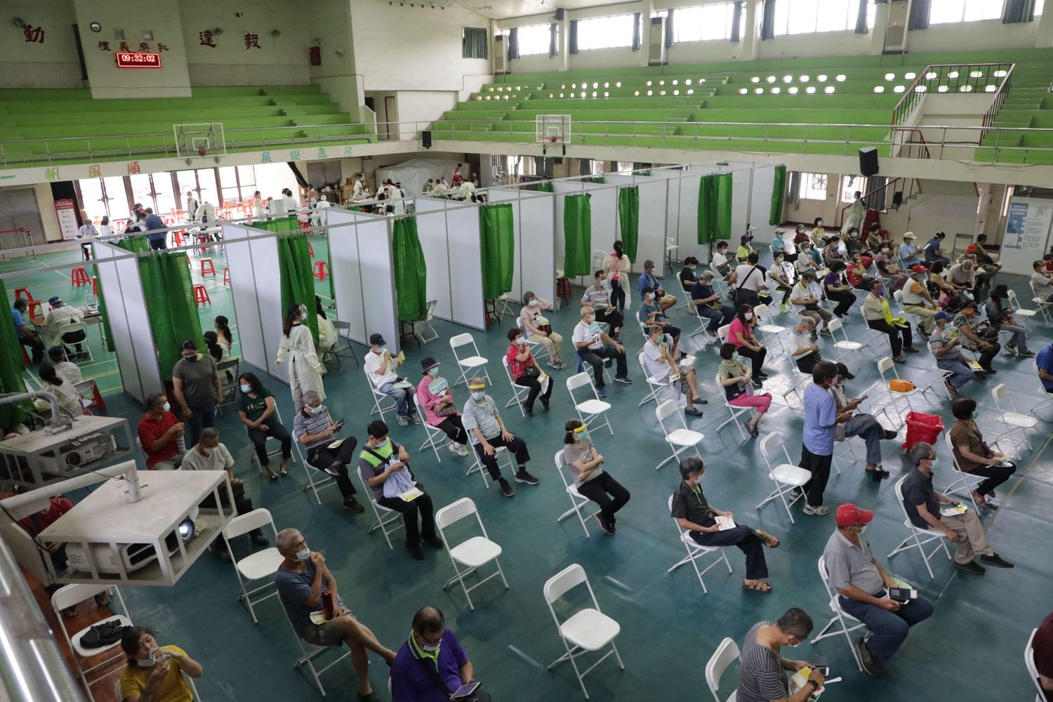 今天是65歲以上民眾用「台南打疫苗」Line預約實際接種的第一天,在東區大型施打站,因現場有分流、分時段登記,並無造成擁擠現象。 圖:台南市府提供 今天是65歲以上民眾用「台南打疫苗」Line預約實際接種的第一天,在東區大型施打站,因現場有分流、分時段登記,並無造成擁擠現象。 圖:台南市府提供