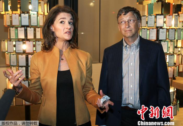 微軟創辦人比爾.蓋茲與妻子梅琳達今年5月3日決定離婚,結束27年的婚姻。 圖 : 翻攝自中新網 微軟創辦人比爾.蓋茲與妻子梅琳達今年5月3日決定離婚,結束27年的婚姻。 圖 : 翻攝自中新網
