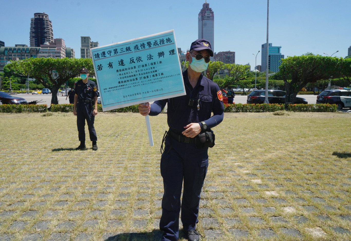 有別於警方經常在抗議現場舉的「行為違法命令解散」手舉牌,今天警方也改用「提醒遵守第三級疫情警戒措施」手舉牌,提醒抗議爭取自身權益的同時,也不要違反防疫規定。 圖:張良一/攝 有別於警方經常在抗議現場舉的「行為違法命令解散」手舉牌,今天警方也改用「提醒遵守第三級疫情警戒措施」手舉牌,提醒抗議爭取自身權益的同時,也不要違反防疫規定。 圖:張良一/攝