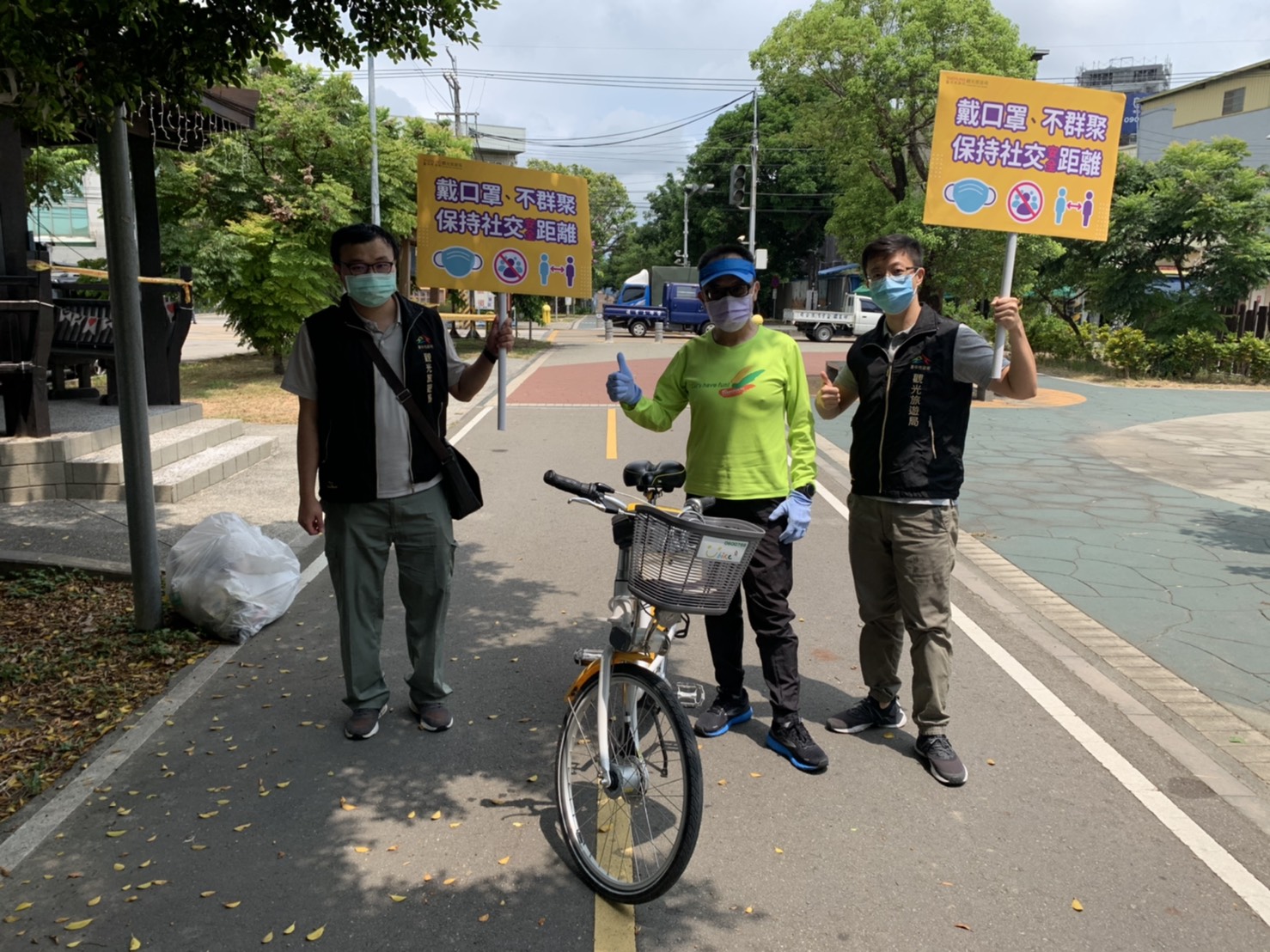 中市府出動「台中景點疏導隊」加強宣導。 台中市政府/提供 中市府出動「台中景點疏導隊」加強宣導。 台中市政府/提供