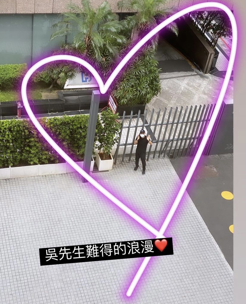 防疫旅館外全家探望愛的視角照片,讓她直呼「難得的浪漫」。 圖:取自Melody 臉書。 防疫旅館外全家探望愛的視角照片,讓她直呼「難得的浪漫」。 圖:取自Melody 臉書。