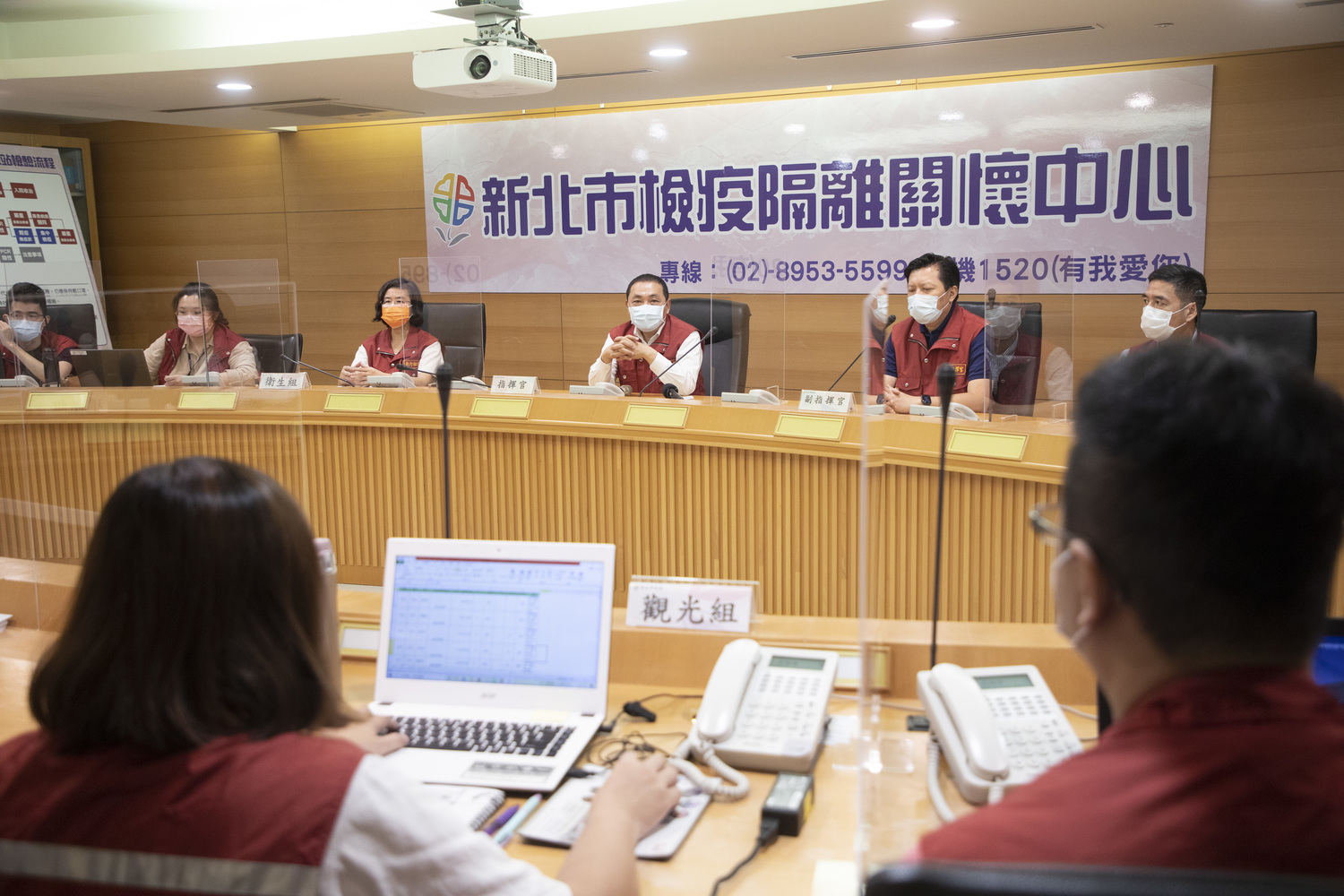 檢疫隔離關懷中心在面對民眾各項疑難雜症,展現了高度專業、迅速回應及真誠的同理心,「讓市民朋友們在掛上電話的那刻,心是安定的。」 圖:新北市民政局提供 檢疫隔離關懷中心在面對民眾各項疑難雜症,展現了高度專業、迅速回應及真誠的同理心,「讓市民朋友們在掛上電話的那刻,心是安定的。」 圖:新北市民政局提供