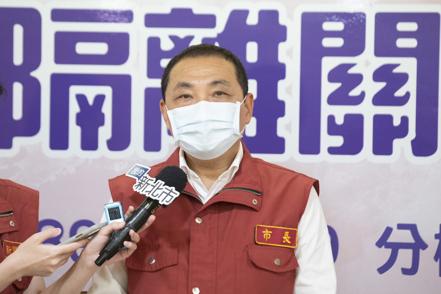 侯友宜感謝所有防疫人員的無私犧牲,才讓疫情露出一線曙光, 圖:新北市民政局提供 侯友宜感謝所有防疫人員的無私犧牲,才讓疫情露出一線曙光, 圖:新北市民政局提供