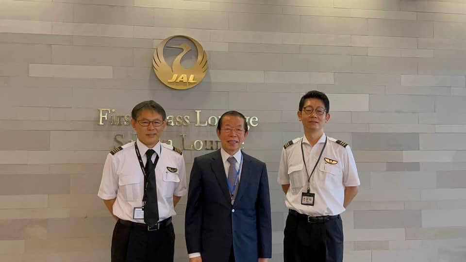 駐日代表謝長廷15日到機場視察日本捐贈台灣的97萬劑AZ疫苗,並與政府機長合照 圖:謝長廷臉書 駐日代表謝長廷15日到機場視察日本捐贈台灣的97萬劑AZ疫苗,並與政府機長合照 圖:謝長廷臉書