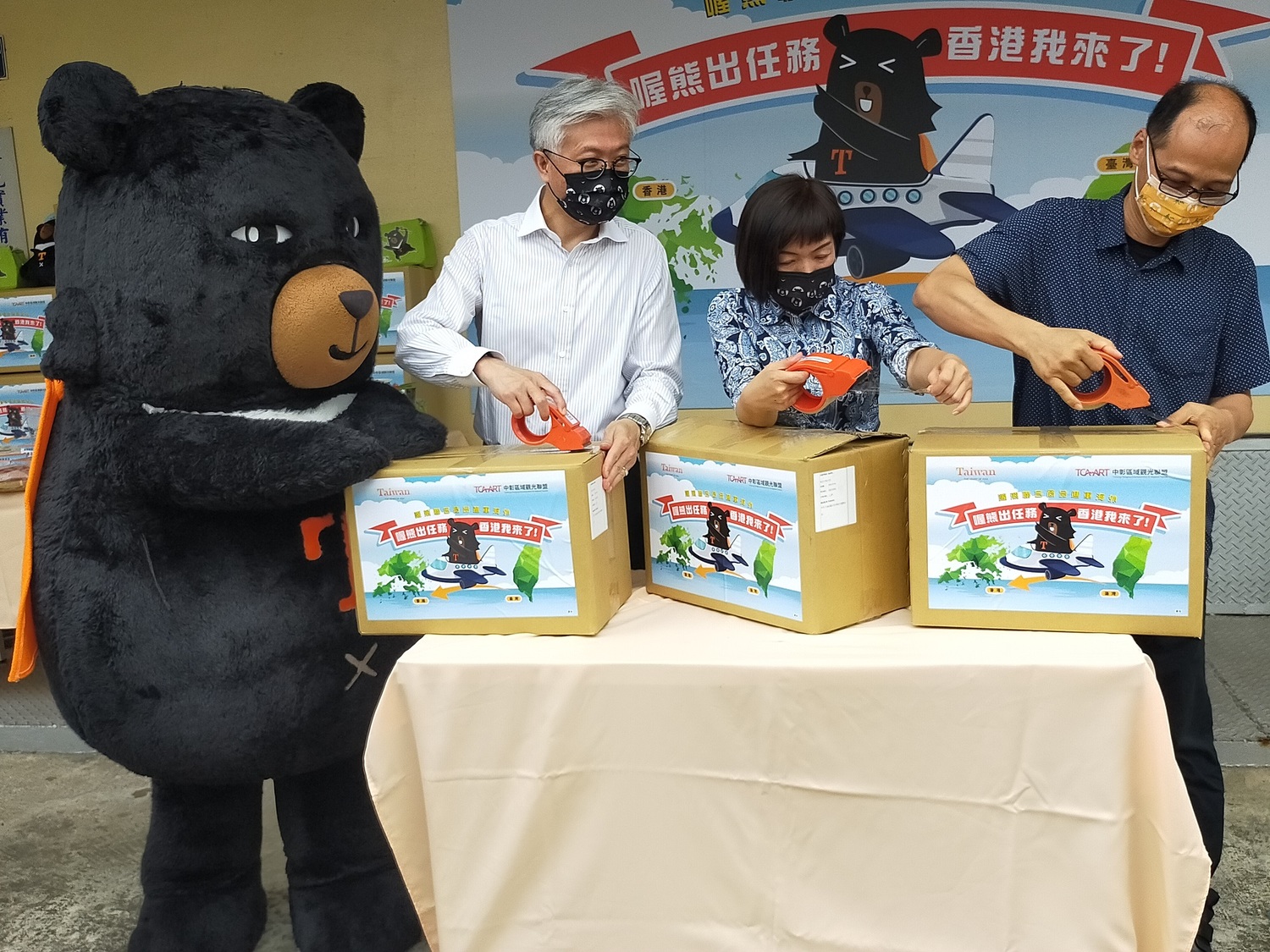 寧菠小館的美食伴手禮與喔熊聯名,今天櫃啟運前往香港。 唐復年/攝 寧菠小館的美食伴手禮與喔熊聯名,今天櫃啟運前往香港。 唐復年/攝