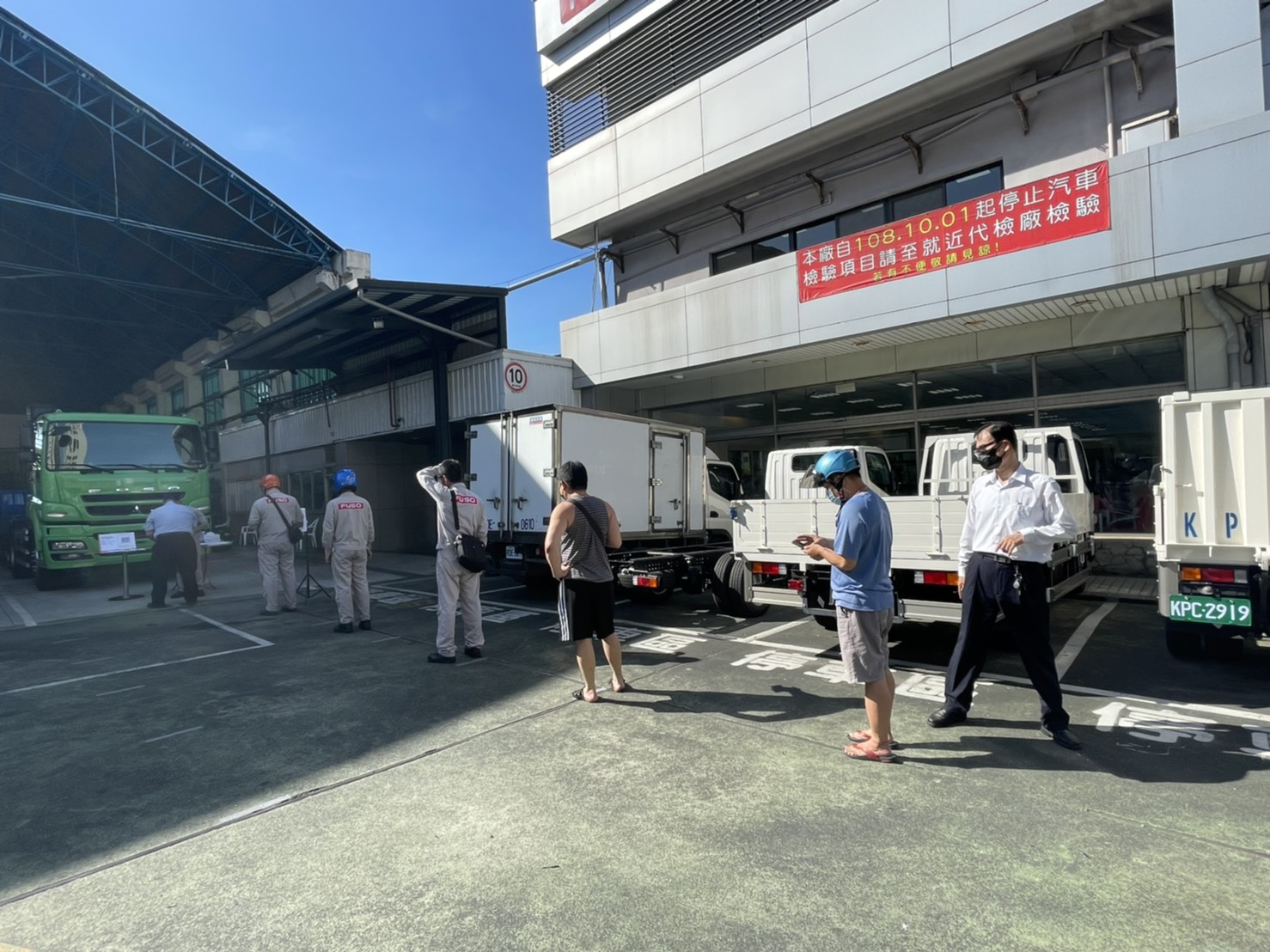 員工排隊等待進場 在室外仍保持社交距離 圖:新北市經發局提供 員工排隊等待進場 在室外仍保持社交距離 圖:新北市經發局提供