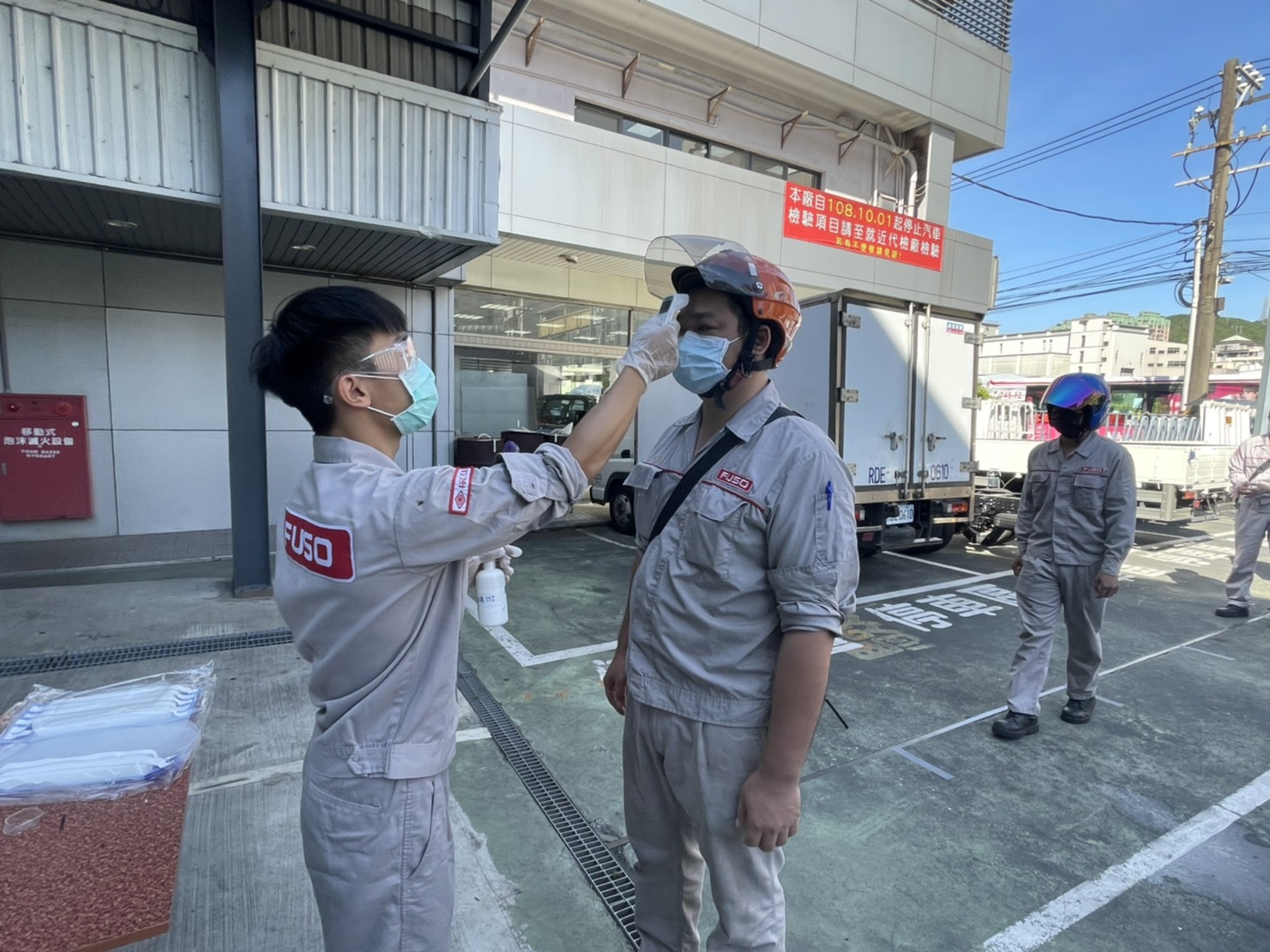 員工進場前須監測體溫 圖:新北市經發局提供 員工進場前須監測體溫 圖:新北市經發局提供