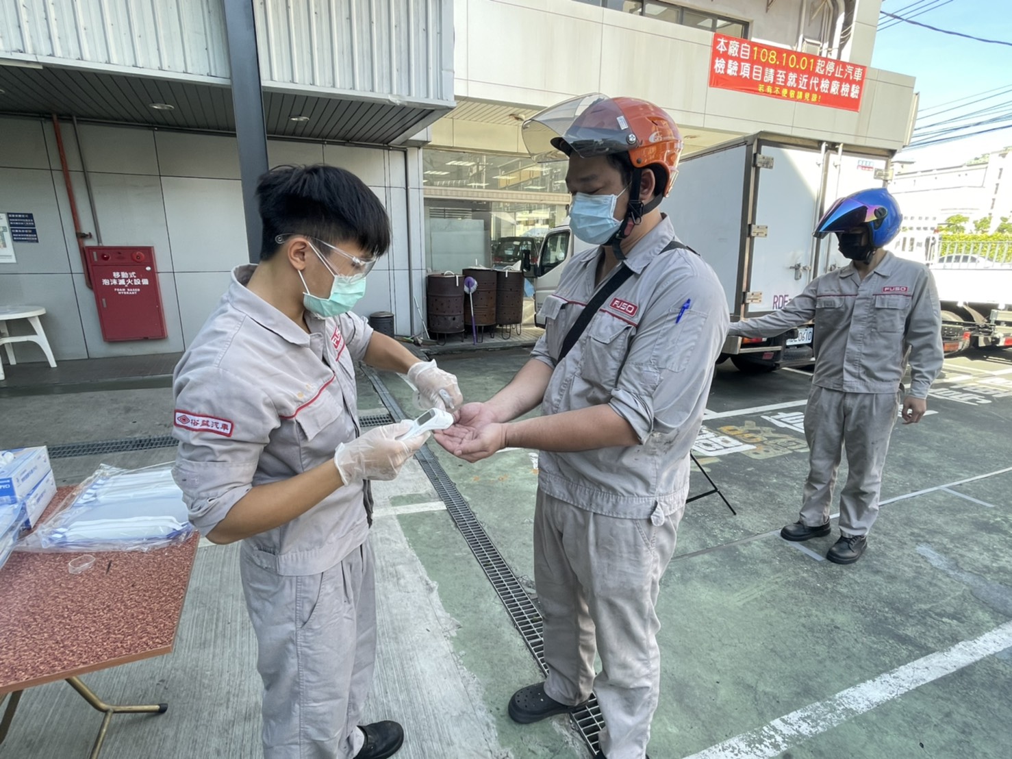 除戴面罩和口罩外 手部也要進行酒精消毒 圖:新北市經發局提供 除戴面罩和口罩外 手部也要進行酒精消毒 圖:新北市經發局提供