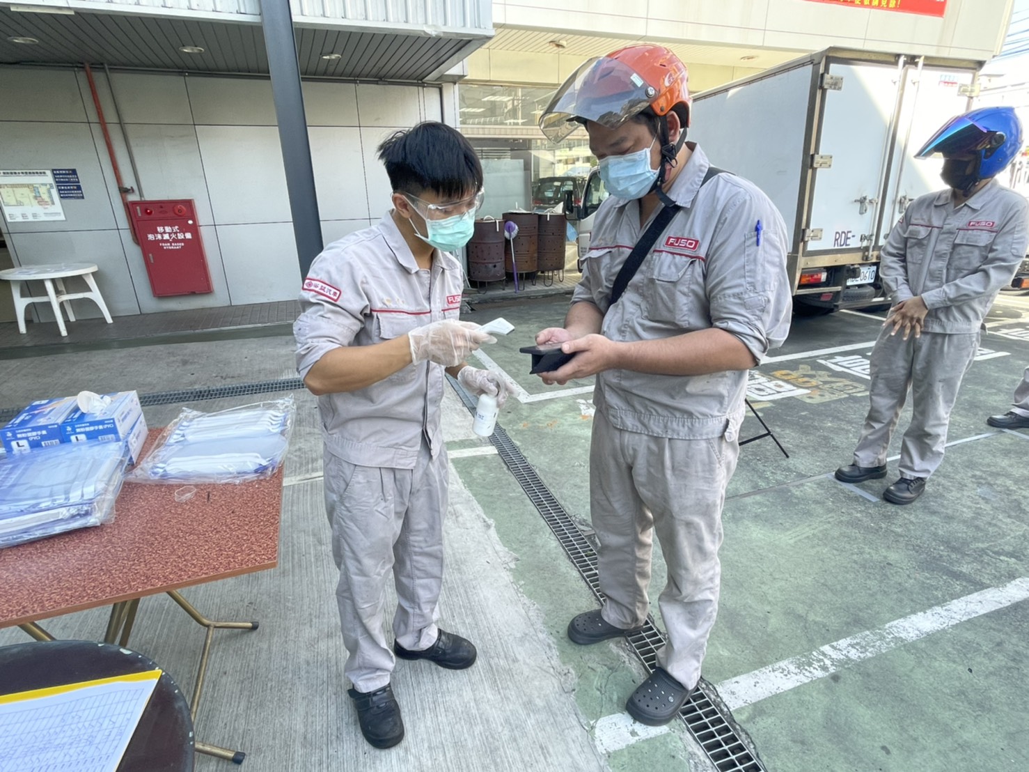 業者派專人檢查健保快易通 確認是否持有PCR陰性證明 圖:新北市經發局提供 業者派專人檢查健保快易通 確認是否持有PCR陰性證明 圖:新北市經發局提供