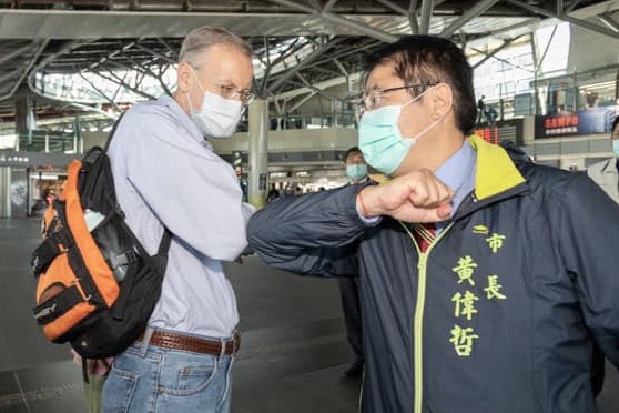 今年年初假期時,酈英傑就曾與夫人私下到台南遊玩時還與黃偉哲市長巧遇。 圖:臺南市政府提供 今年年初假期時,酈英傑就曾與夫人私下到台南遊玩時還與黃偉哲市長巧遇。 圖:臺南市政府提供