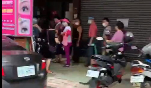 「台南打疫苗」影片在fb上流傳,婦人騎車從隊伍尾端到接種站居然要兩分鐘。 圖:翻攝蔡正元臉書影片「台南打疫苗」 「台南打疫苗」影片在fb上流傳,婦人騎車從隊伍尾端到接種站居然要兩分鐘。 圖:翻攝蔡正元臉書影片「台南打疫苗」