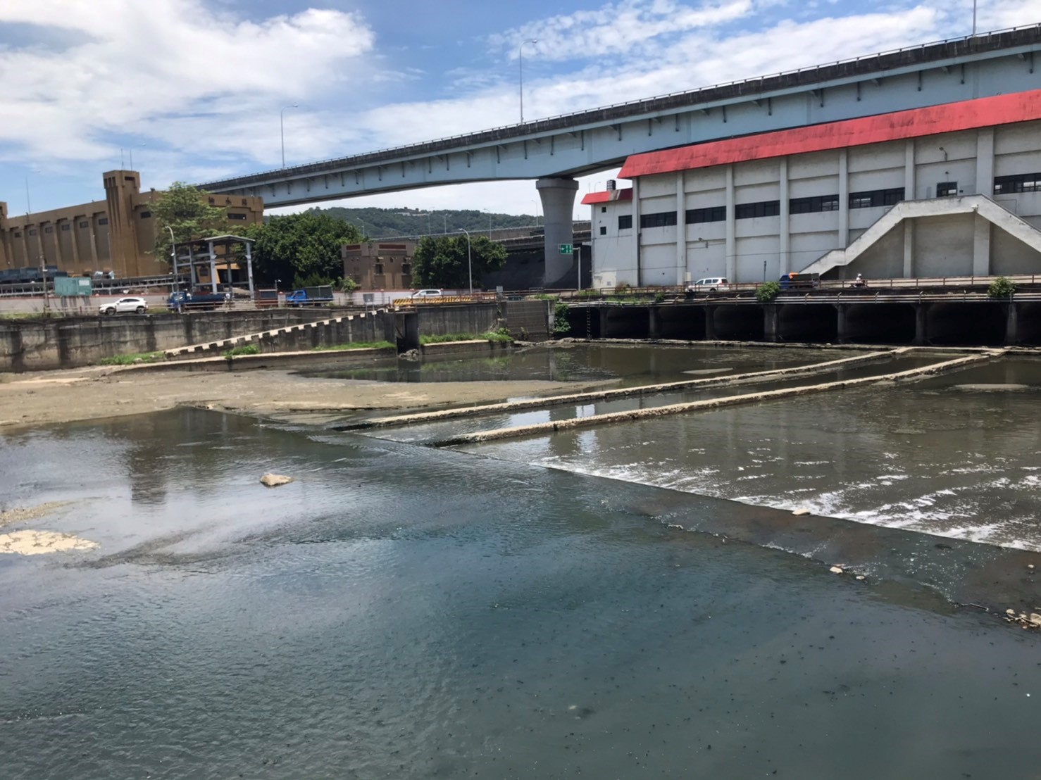 中港大排施工前流況不順、淤積狀況 圖:新北市水利局提供 中港大排施工前流況不順、淤積狀況 圖:新北市水利局提供