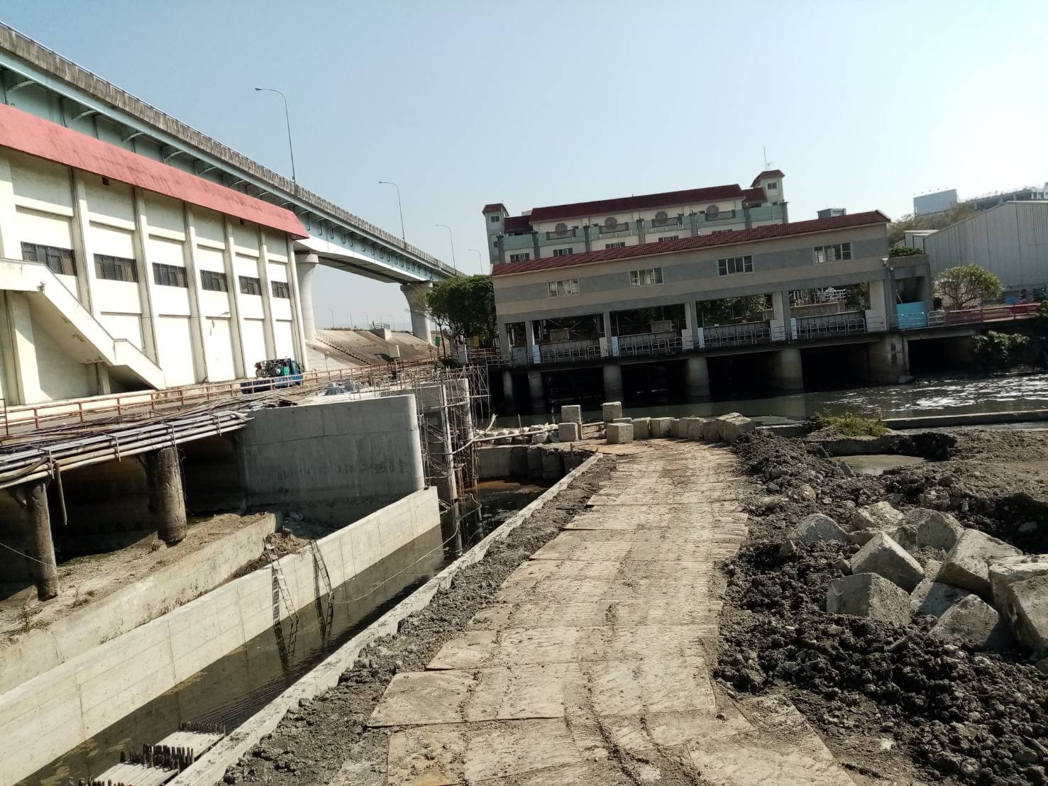中港大排新設撈汙機、抽水機組 圖:新北市水利局提供 中港大排新設撈汙機、抽水機組 圖:新北市水利局提供