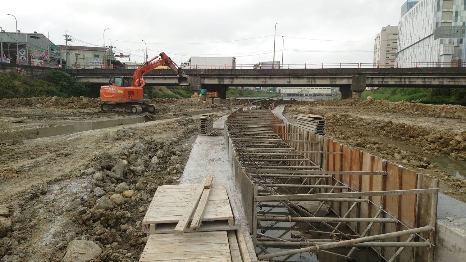 新設子母溝工程,束縮水流增加流速 圖:新北市水利局提供 新設子母溝工程,束縮水流增加流速 圖:新北市水利局提供